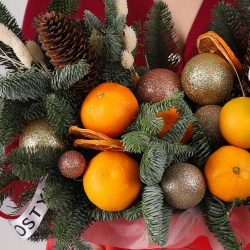 novogodnyaya kompoziciya s mandarinami v korobke 7